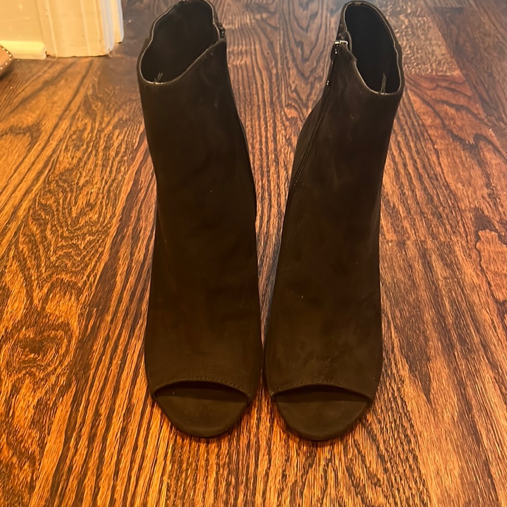 Steve Madden peep toe booty